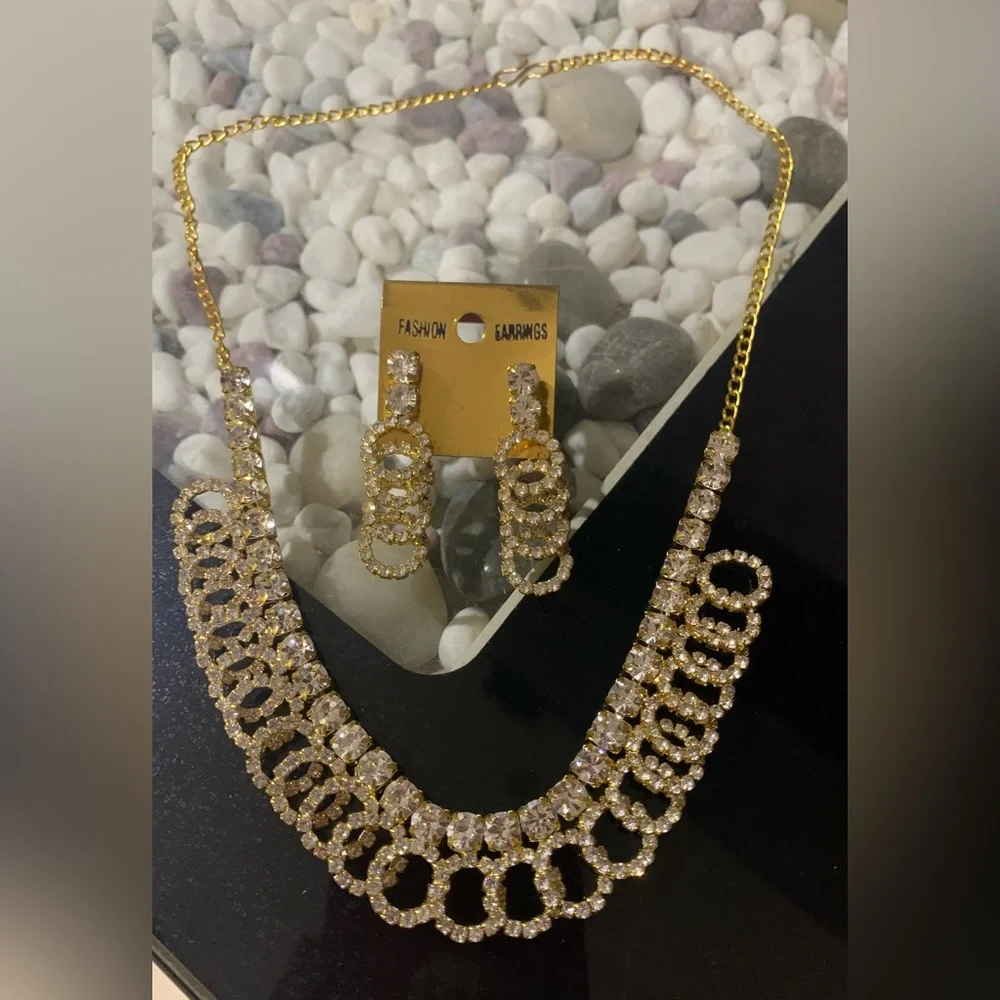 Imitation Diamond necklace Crystal stones necklace with matching drop earrings - Picture 2 of 2